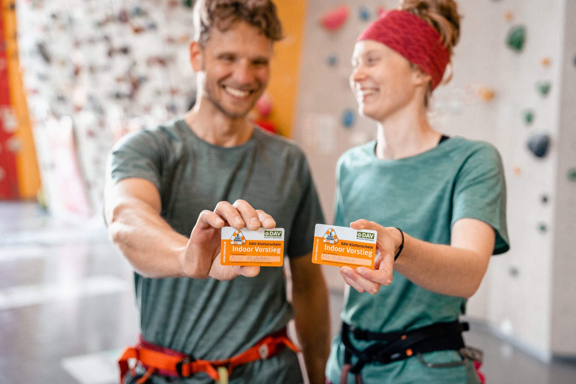 Boulder und Indoor-Klettern ist bei vielen DAV-Sektionen möglich | © DAV/Marisa Koch Zwei Persnen halten ihren Mitgliedsausweis in die Kamera | © DAV/Marisa Koch