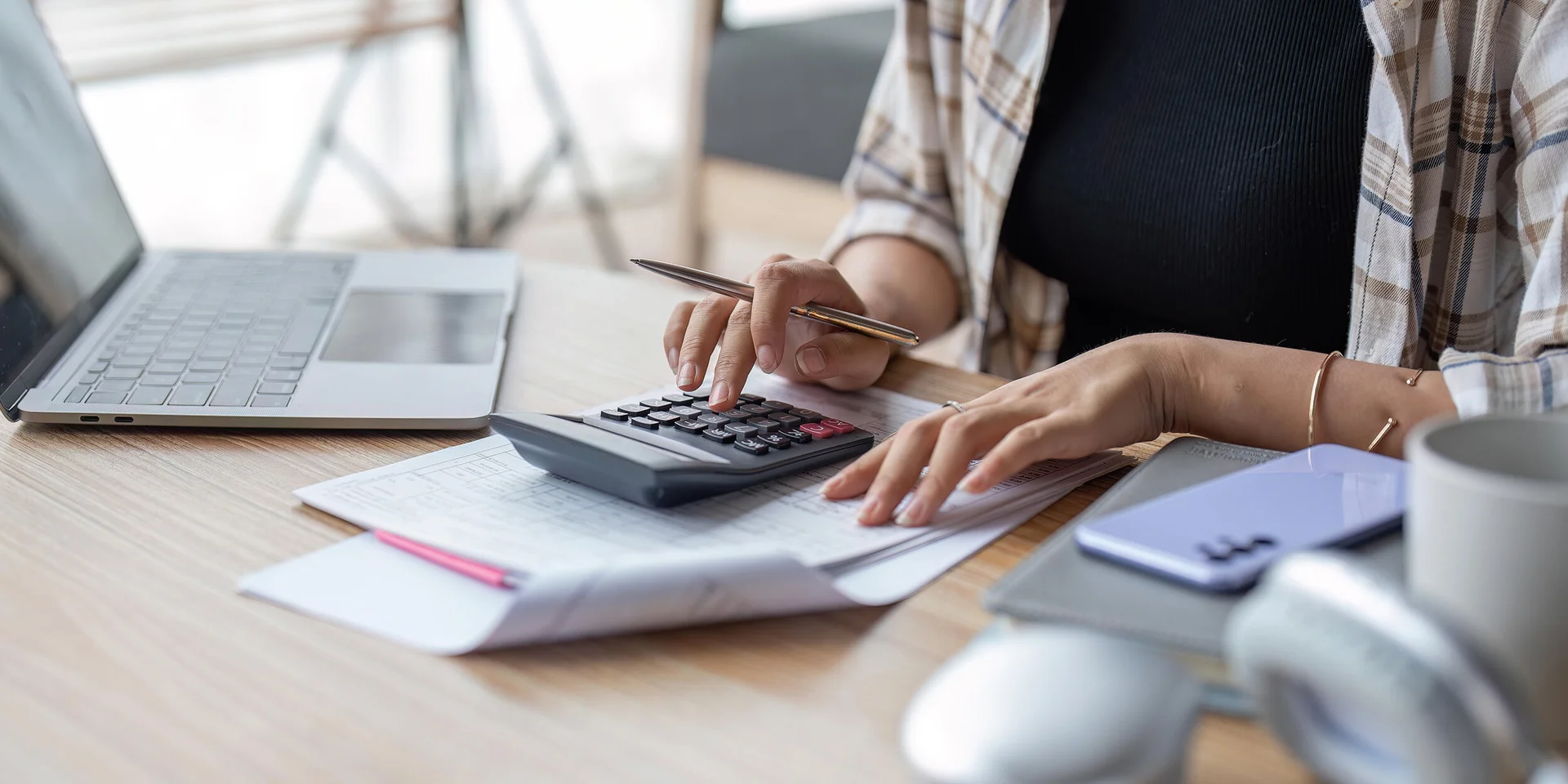 Verwaltung | © Adobe Stock / Nateee Meepian Arbeitsschfreibtisch mit Smartphone und Notizblock | © Adobe Stock / Nateee Meepian